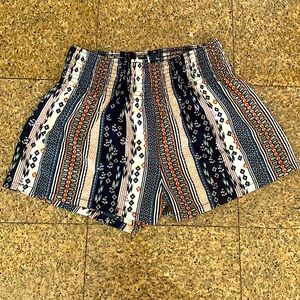 Size 6 women’s tribal pattern shorts.